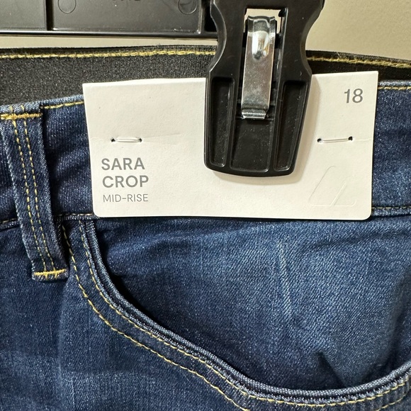 12. NWT Lane Bryant Mid-rise Sara Crop - Picture 4 of 5